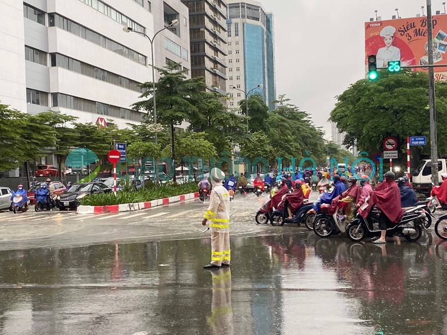 Hà Nội: Mưa lớn không ngớt, nhiều tuyến phố ngập sâu, giao thông ùn tắc - Ảnh 21