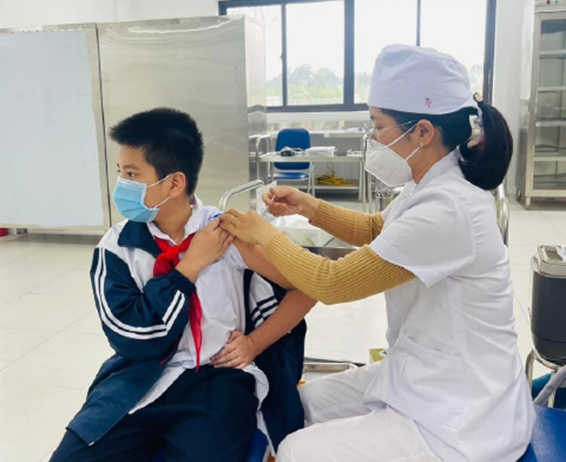 Nh&acirc;n vi&ecirc;n y tế ti&ecirc;m vaccine Covid-19 cho học sinh H&agrave; Nội.