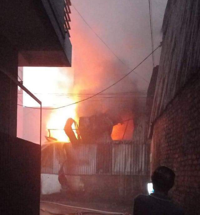 Hà Nội: Cháy lớn tại xưởng mút xốp ở Bắc Hồng, Đông Anh  - Ảnh 1