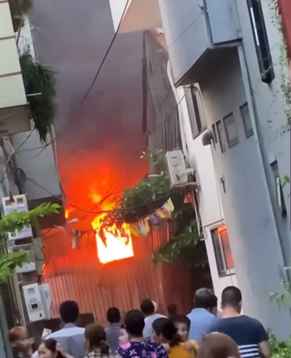 Hà Nội: Cháy lớn tại xưởng mút xốp ở Bắc Hồng, Đông Anh  - Ảnh 2