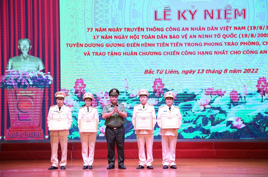 Trung tướng Nguyễn Hải Trung - Gi&aacute;m đốc C&ocirc;ng an TP H&agrave; Nội trao danh hiệu ''Chiến sỹ thi đua to&agrave;n lực lượng CAND'' cho 4 c&aacute; nh&acirc;n
