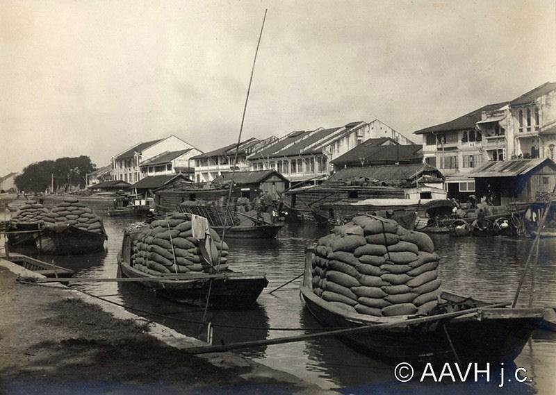 タウフーの古い運河で米を運ぶボート。 ドキュメンタリー写真