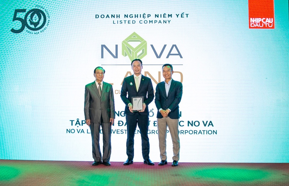 &Ocirc;ng Nguyễn Ngọc Huy&ecirc;n, Tổng Gi&aacute;m đốc Novaland nhận giải thưởng Doanh nghiệp Ph&aacute;t triển bền vững 2022.