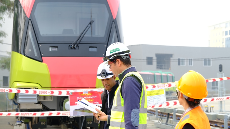 Các kỹ sư hối hả làm việc nhằm đảm bảo tiến độ dự án đường sắt đô thị Nhổn - Ga Hà Nội. Ảnh: Phạm Hùng