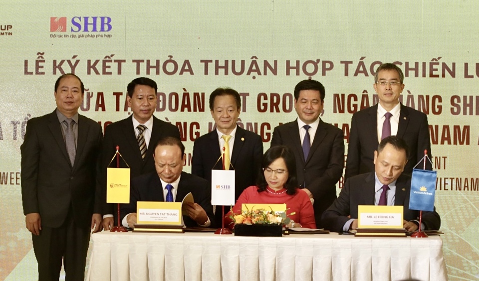 Đại diện l&atilde;nh đạo T&amp;T Group, SHB v&agrave; Vietnam Airlines k&yacute; thỏa thuận hợp t&aacute;c chiến lược.