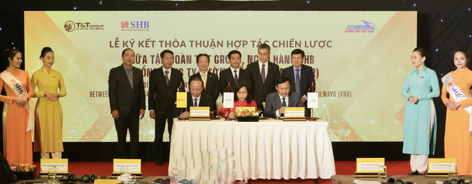 Đại diện l&atilde;nh đạo T&amp;T Group, SHB v&agrave; VNR k&yacute; thỏa thuận hợp t&aacute;c chiến lược.