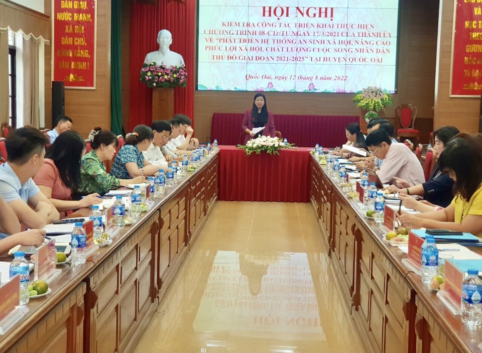 Chủ tịch Ủy ban MTTQ Việt Nam TP Hà Nội Nguyễn Lan Hương phát biểu tại buổi kiểm tra việc triển khai, thực hiện Chương trình số 08-CTr/TU tại huyện Quốc Oai. Ảnh: Trần Oanh
