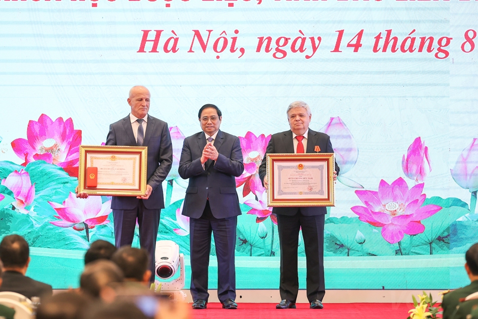 Thủ tướng trao tặng Hu&acirc;n chương Lao động hạng Ba cho Viện Nghi&ecirc;n cứu khoa học dược liệu, tinh dầu Li&ecirc;n bang Nga; Hu&acirc;n chương Hữu nghị cho Trưởng đại diện Thương mại Li&ecirc;n bang Nga tại Việt Nam