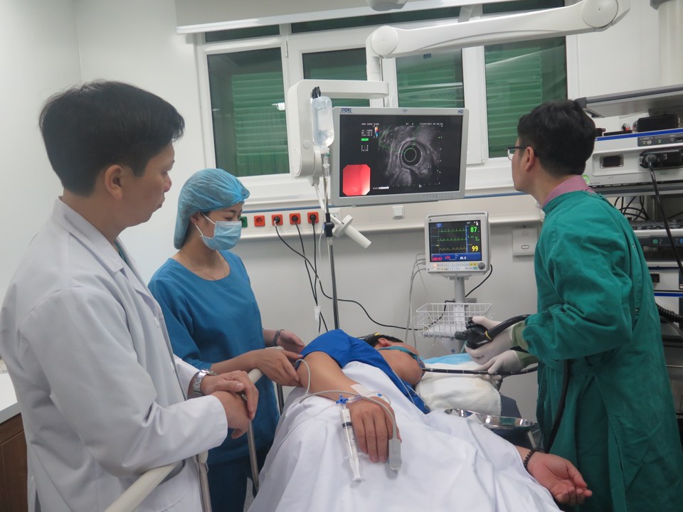 Kíp nhân viên y tế điều trị cho bệnh nhân tại Bệnh viện Đa khoa Xanh Pôn. Ảnh: Phạm Hùng