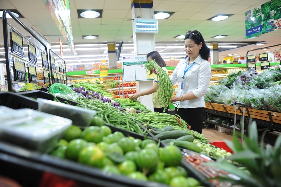Người tiêu dùng mua hàng tại siêu thị Fivimart, Hà Nội. Ảnh: Phạm Hùng