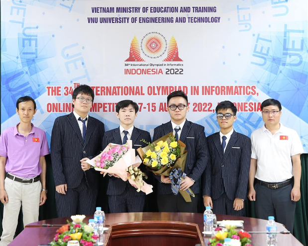 4 thành viên Việt Nam tại Kỳ thi Olympic Tin học quốc tế 2022 và hai thầy giáo lãnh đội