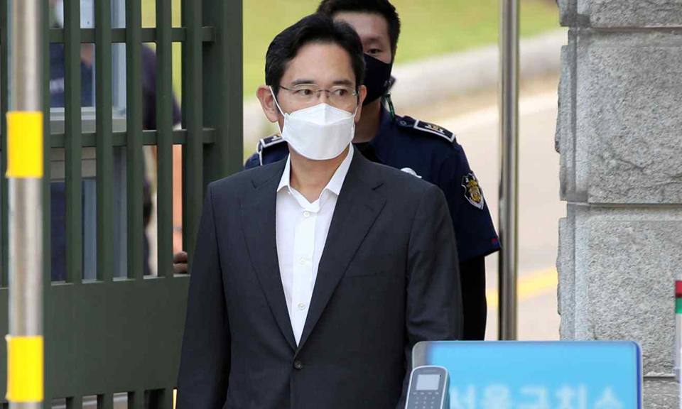 Phó Chủ tịch Samsung Lee Jae-yong rờitrung tâm giam giữ Seoul ởUiwang sáng 13/8. Ảnh: Reuters