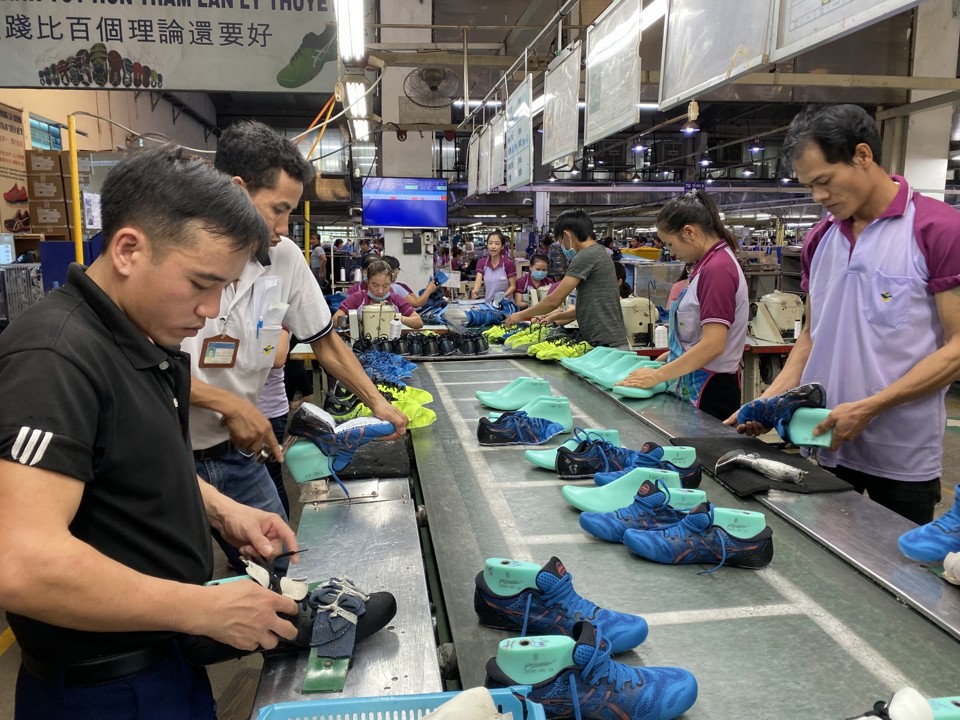 Sản xuất giày da tại chi nhánh Công ty CP Công nghiệp Đông Hưng, Khu công nghiệp Sóng Thần 1.