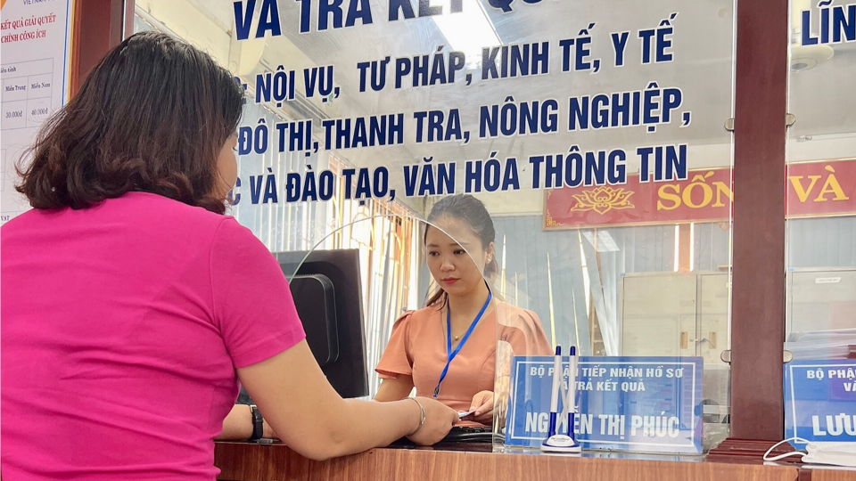 Người d&acirc;n đến bộ phận một cửa huyện Thanh Oai giải quyết thủ tục h&agrave;nh ch&iacute;nh. Ảnh: Ngọc &Aacute;nh