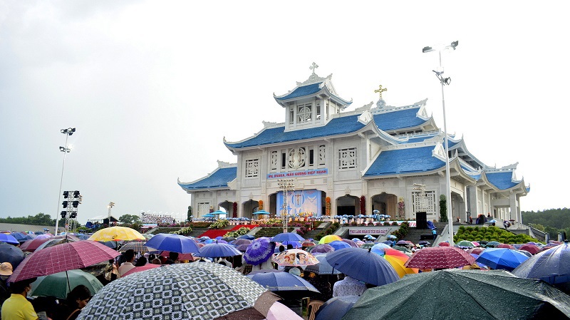 H&agrave;ng ngh&igrave;n gi&aacute;o d&acirc;n đội mưa trong Lễ khai mạc h&agrave;nh hương thường ni&ecirc;n 2022 v&agrave; Th&aacute;nh lễ.