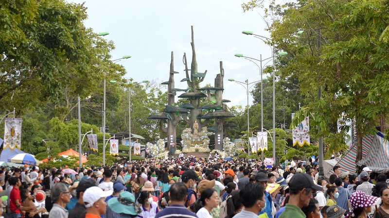 Theo lịch sử ghi ch&eacute;p, La Vang xưa l&agrave; v&ugrave;ng rừng n&uacute;i th&acirc;m u nhưng lại c&oacute; nhiều loại c&acirc;y l&aacute; vằng với t&iacute;nh năng phục hồi sức khỏe v&agrave; chữa một số bệnh.