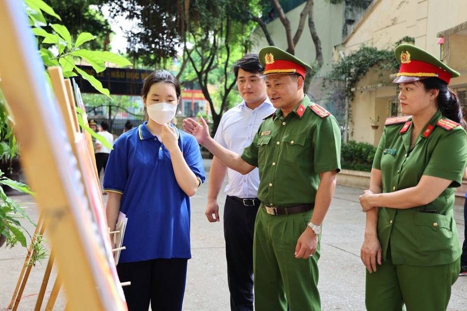 Thượng t&aacute; Ho&agrave;ng Trung Ki&ecirc;n, Ph&oacute; Trưởng C&ocirc;ng an quận Ho&agrave;n Kiếm tham quan triển l&atilde;m tranh