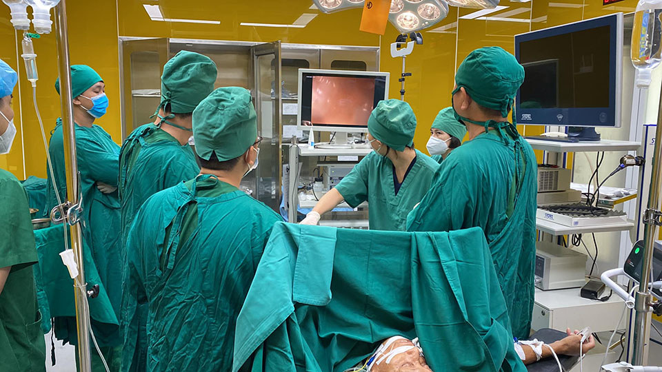 Phẫu thuật mổ cắt đoạn đại tr&agrave;ng cho bệnh nh&acirc;n 76 tuổi ở Quảng Ninh.