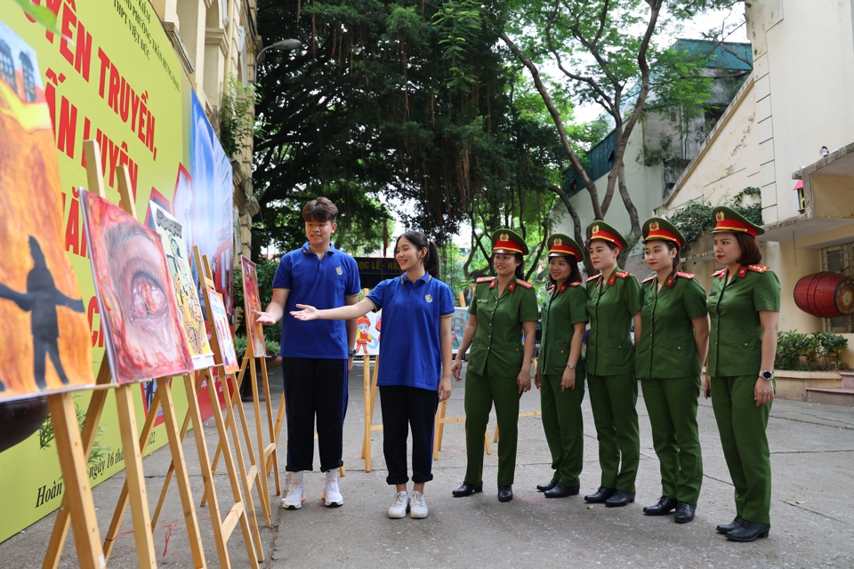 C&aacute;c em học sinh Trường THPT Việt Đức giới thiệu tranh tại triển l&atilde;m