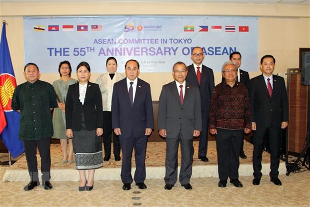 C&aacute;c đại sứ/đại biện l&acirc;m thời của 10 nước th&agrave;nh vi&ecirc;n ASEAN chụp ảnh lưu niệm. Ảnh: TTXVN