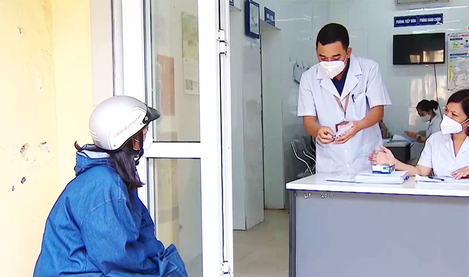 C&aacute;n bộ trạm y tế phường Minh Khai, quận Hai B&agrave; Trưng hướng dẫn người bệnh điều trị Covid-19.