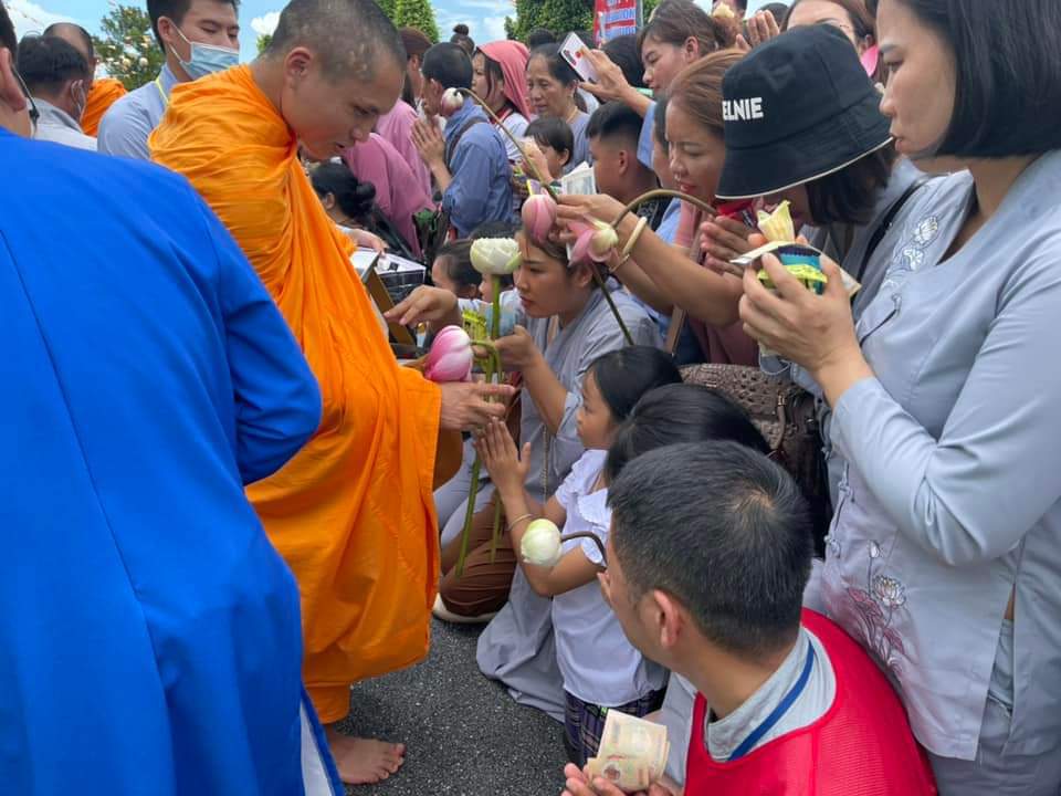 Nhiều người d&acirc;n quỳ rạp xuống khi đo&agrave;n chư tăng ch&ugrave;a Ba V&agrave;ng đi qua để d&acirc;ng những vật phẩm. Ảnh cắt từ clip.