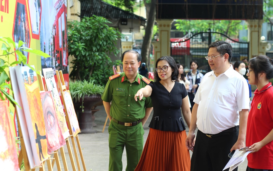 Ph&oacute; Chủ tịch Thường trực UBND quận Ho&agrave;n Kiếm&nbsp;Nguyễn Anh Qu&acirc;n; Chủ tịch UBND phường Trần Hưng Đạo Ph&ugrave;ng Phương Thảo tham quan tranh cổ động về PCCC &amp; CNCH