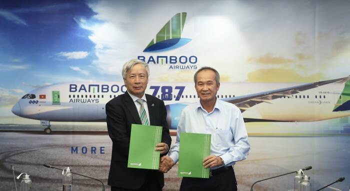 Doanh nh&acirc;n Dương C&ocirc;ng Minh (phải) v&agrave; Chủ tịch HĐQTBamboo Airways Nguyễn Ngọc Trọng.