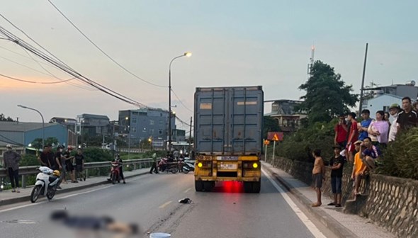 Tai nạn giao thông liên hoàn trên đê Nguyễn Khoái, 2 người tử vong - Ảnh 1