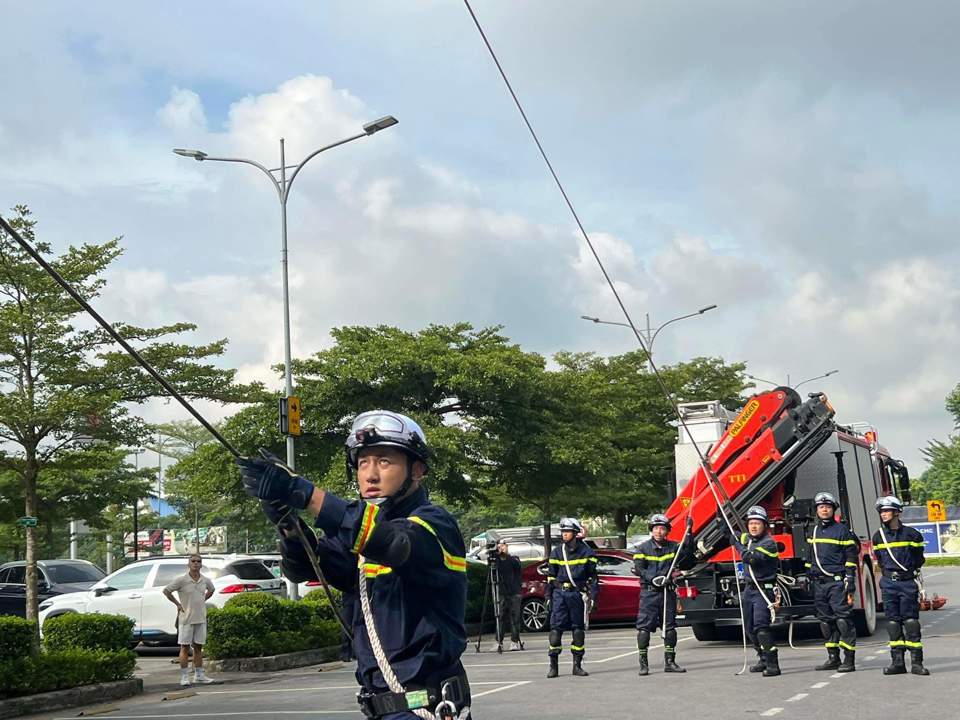 Đưa người mắc kẹt xuống đất an to&agrave;n.