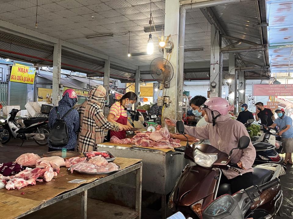 Người ti&ecirc;u d&ugrave;ng chọn mua thịt lợn tại chợ H&agrave; Đ&ocirc;ng. Ảnh: Ngọc &Aacute;nh