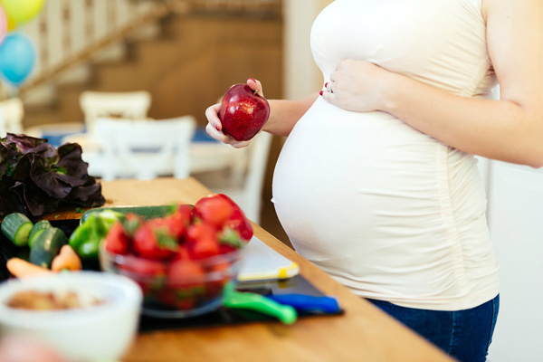 3 tháng cuối thai kỳ mẹ bầu cần điều chỉnh chế độ dinh dưỡng - Ảnh 1