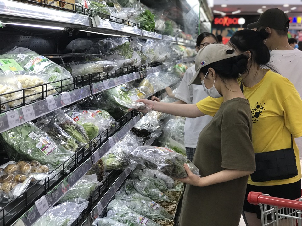 Người tiêu dùng chọn mua hàng tại siêu thị BigC Thăng Long. Ảnh: Phạm Hùng