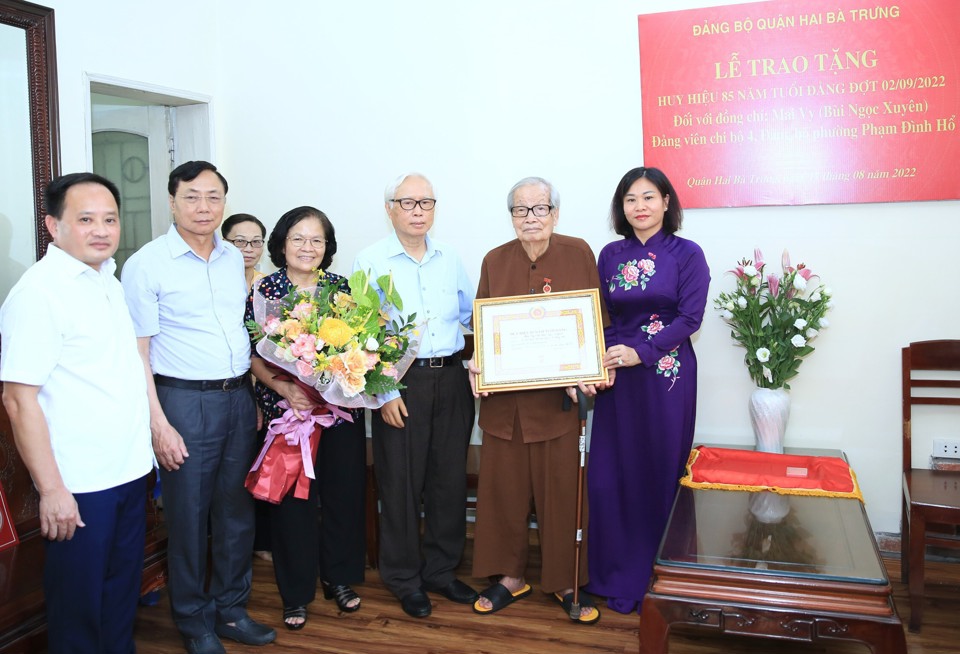 Phó Bí thư Thường trực Thành ủy Hà Nội Nguyễn Thị Tuyến trao tặng Huy hiệu 85 năm tuổi Đảng cho đảng viên Mai Vy. Ảnh: Phạm Hùng