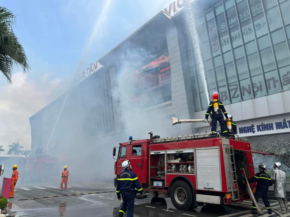 Cháy giả định ở Savico Megamall Long Biên, cảnh sát giải cứu nhiều người mắc kẹt - Ảnh 2