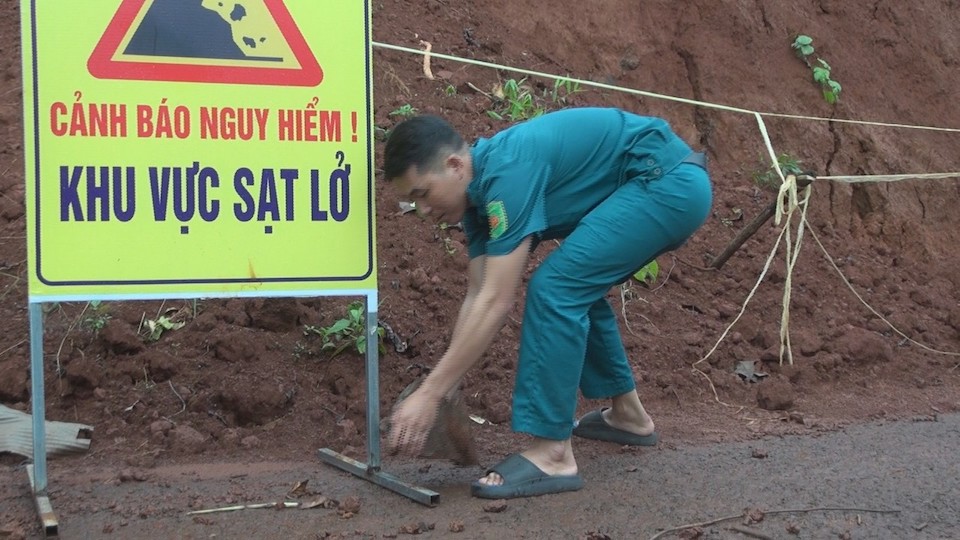 Bình Phước: Hàng trăm hộ dân bị ảnh hưởng do mưa lớn gây sạt lở đất - Ảnh 5