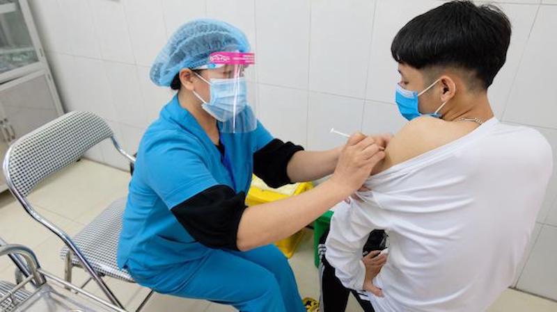 Ti&ecirc;m vaccine ph&ograve;ng Covid-19 cho học sinh tr&ecirc;n địa b&agrave;n huyện S&oacute;c Sơn. Ảnh: L&acirc;m Nguyễn.