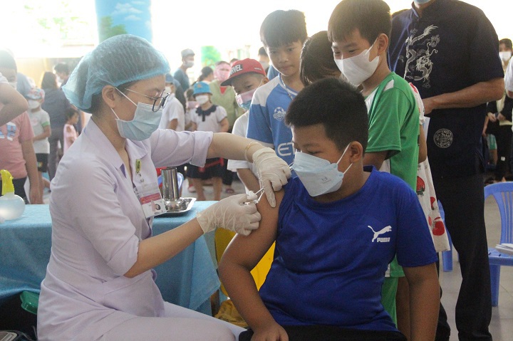 Ti&ecirc;m vaccine ngừa Covid-19 cho trẻ em tr&ecirc;n địa b&agrave;n quận Sơn Tr&agrave;, Đ&agrave; Nẵng. Ảnh: Thanh Hải