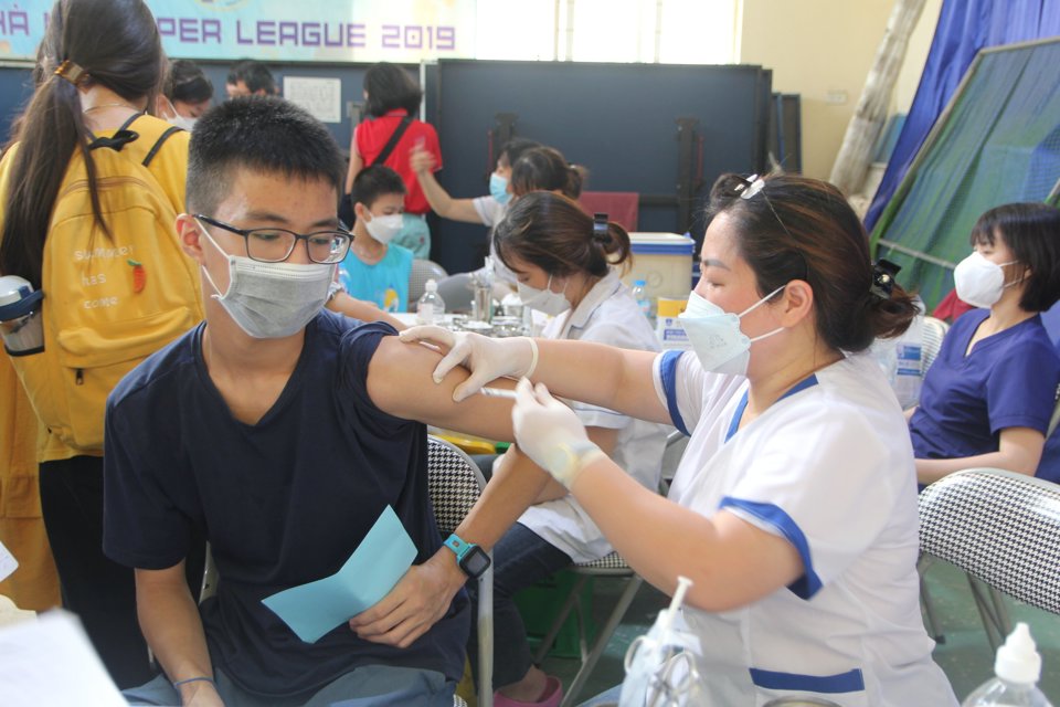 Nhân viên y tế tiêm vaccine Covid-19 cho học sinh tại Hà Nội.