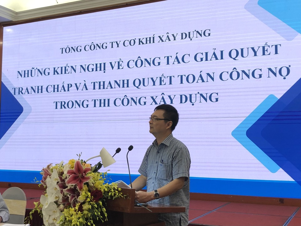 Ph&oacute; Tổng Gi&aacute;m đốc Tổng C&ocirc;ng ty Cơ kh&iacute; X&acirc;y dựng (COMA) Vũ Xu&acirc;n Thắng tr&igrave;nh b&agrave;y tham luận tại hội thảo.