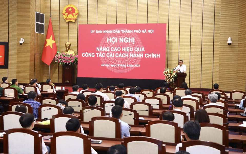 Chủ tịch UBND TP Hà Nội Trần Sỹ Thanh nhấn mạnh về yêu cầu, thái độ phục vụ của cán bộ, công chức trong cơ quan hành chính đối với người dân và doanh nghiệp 