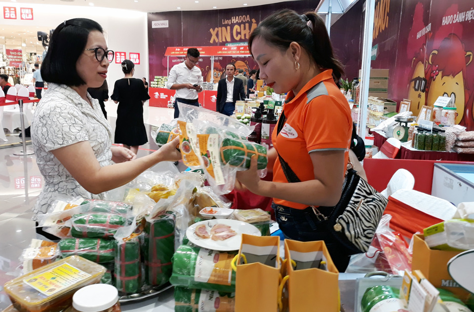 Người ti&ecirc;u d&ugrave;ng mua sản phẩm OCOP tại AEON H&agrave; Đ&ocirc;ng trong hội chợ Hanoi Agriculture Fair 2022