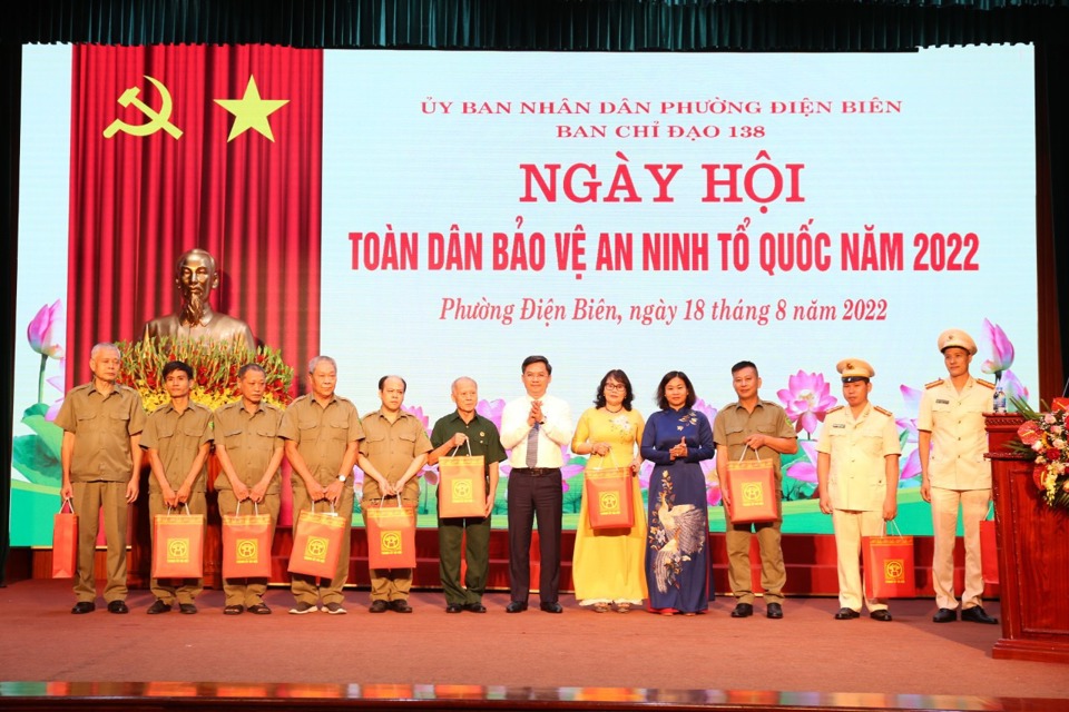 L&atilde;nh đạo TP H&agrave; Nội tặng qu&agrave;&nbsp;c&aacute; nh&acirc;n ti&ecirc;u biểu đ&atilde; c&oacute; nhiều đ&oacute;ng g&oacute;p v&agrave;o phong tr&agrave;o to&agrave;n d&acirc;n BVANTQ của phường Điện Bi&ecirc;n.&nbsp;