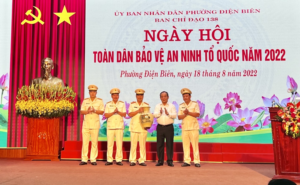 Chủ nhiệm Văn ph&ograve;ng Chủ tịch nước L&ecirc; Kh&aacute;nh Hải tặng qu&agrave; ch&uacute;c mừng lực lượng c&ocirc;ng an phường Điện Bi&ecirc;n.&nbsp;