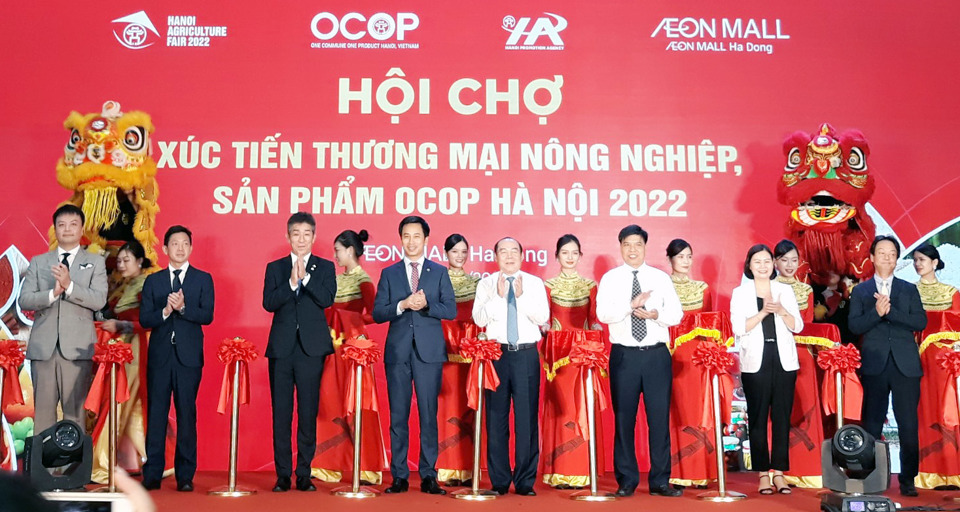 C&aacute;c đại biểu cắt băng khai mạc Hanoi Agriculture Fair 2022.