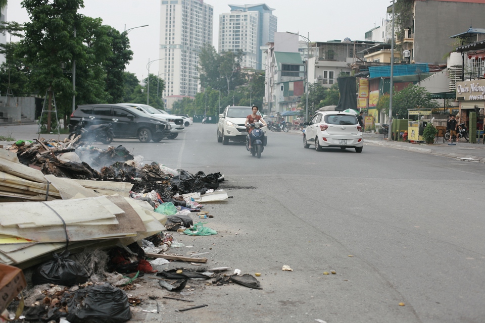 L&agrave;n kh&oacute;i mờ cả ng&agrave;y cuốn lấy những người qua đường.