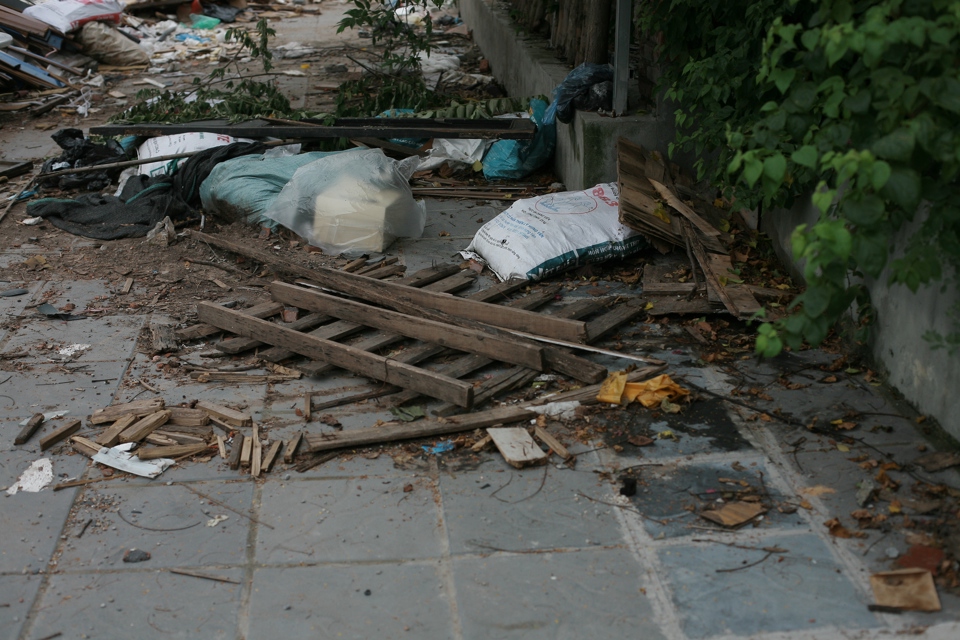 Bãi rác bủa vây cổng viện nghiên cứu thuộc Bộ Giáo dục & Đào tạo - Ảnh 1
