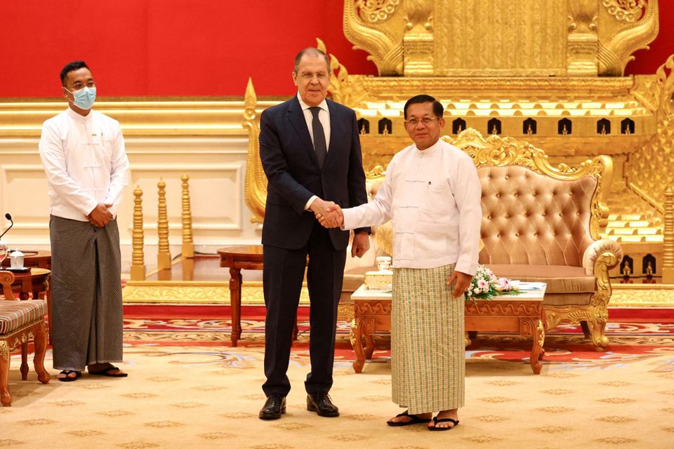 Ngoại trưởng Nga Sergei Lavrov gặp nh&agrave; l&atilde;nh đạo qu&acirc;n đội Myanmar Min Aung Hlaing tại Naypyidaw, Myanmar, ng&agrave;y 3/8/2022. Ảnh: Reuters