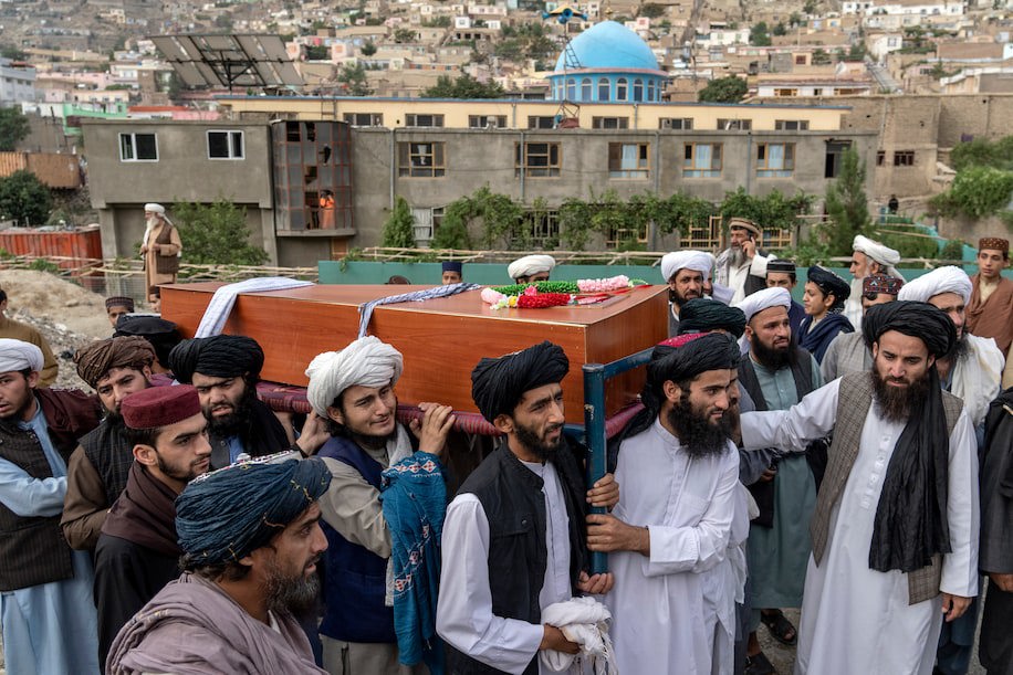 Lễ tang&nbsp; của một trong những nạn nh&acirc;n trong vụ đ&aacute;nh bom tự s&aacute;t tại nh&agrave; thờ Hồi gi&aacute;o ở Kabul được tổ chức ng&agrave;y 18/8/2022. Ảnh: AP