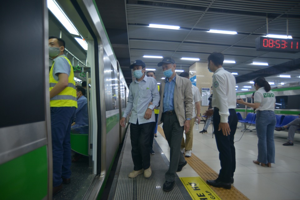 Người dân Thủ đô đi tàu điện trên cao tuyến Cát Linh - Hà Đông. Ảnh: Hải Linh